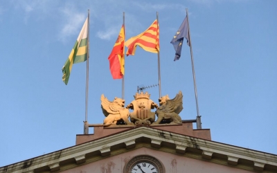 Les quatre banderes a la façana del consistori municipal | Roger Benet